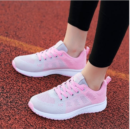 Chaussures de sport en maille respirante.
