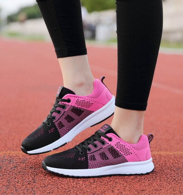 Chaussures de sport en maille respirante.