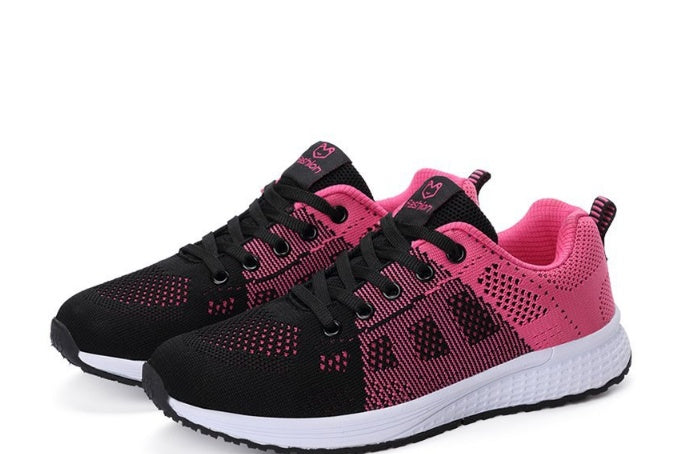 Chaussures de sport en maille respirante.